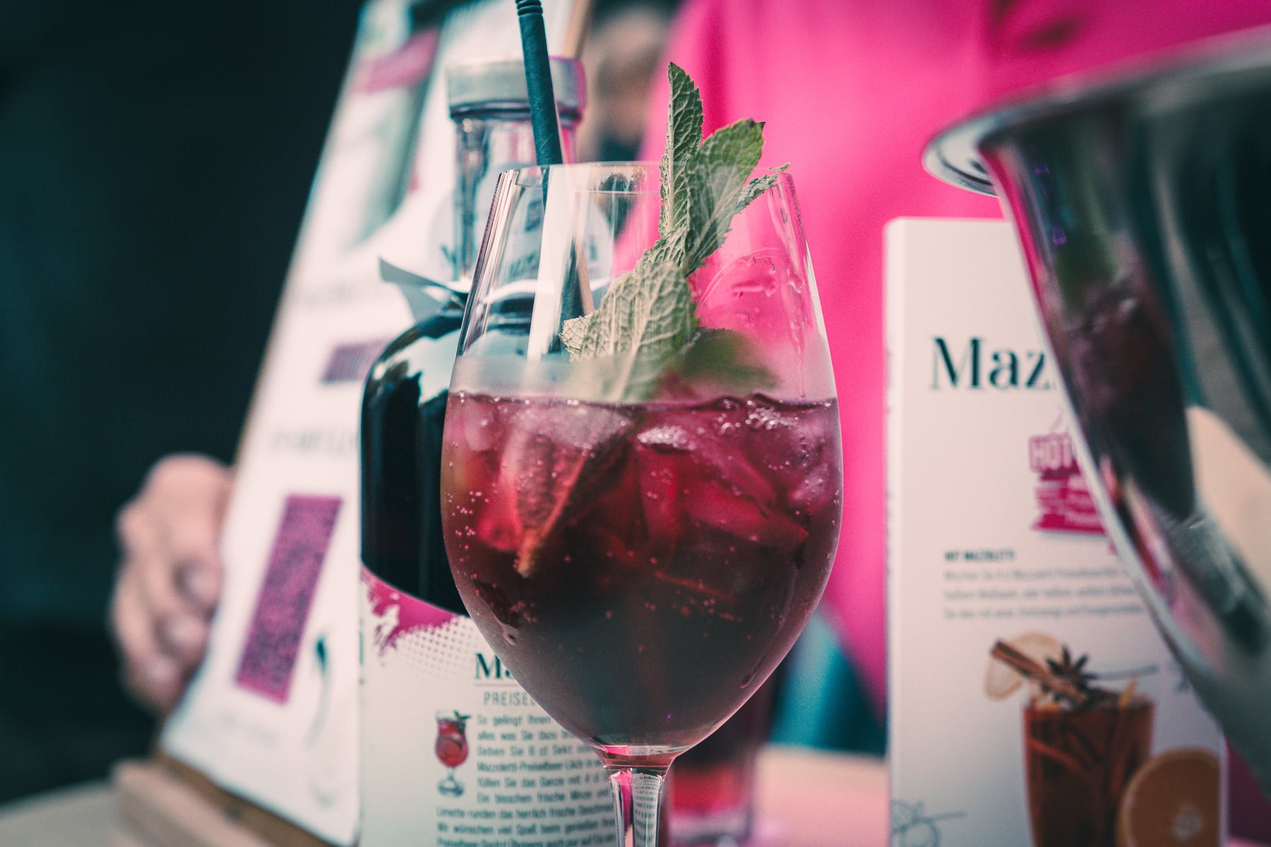 Aperitif mit Eis und Minze an einem Veranstaltungsstand.