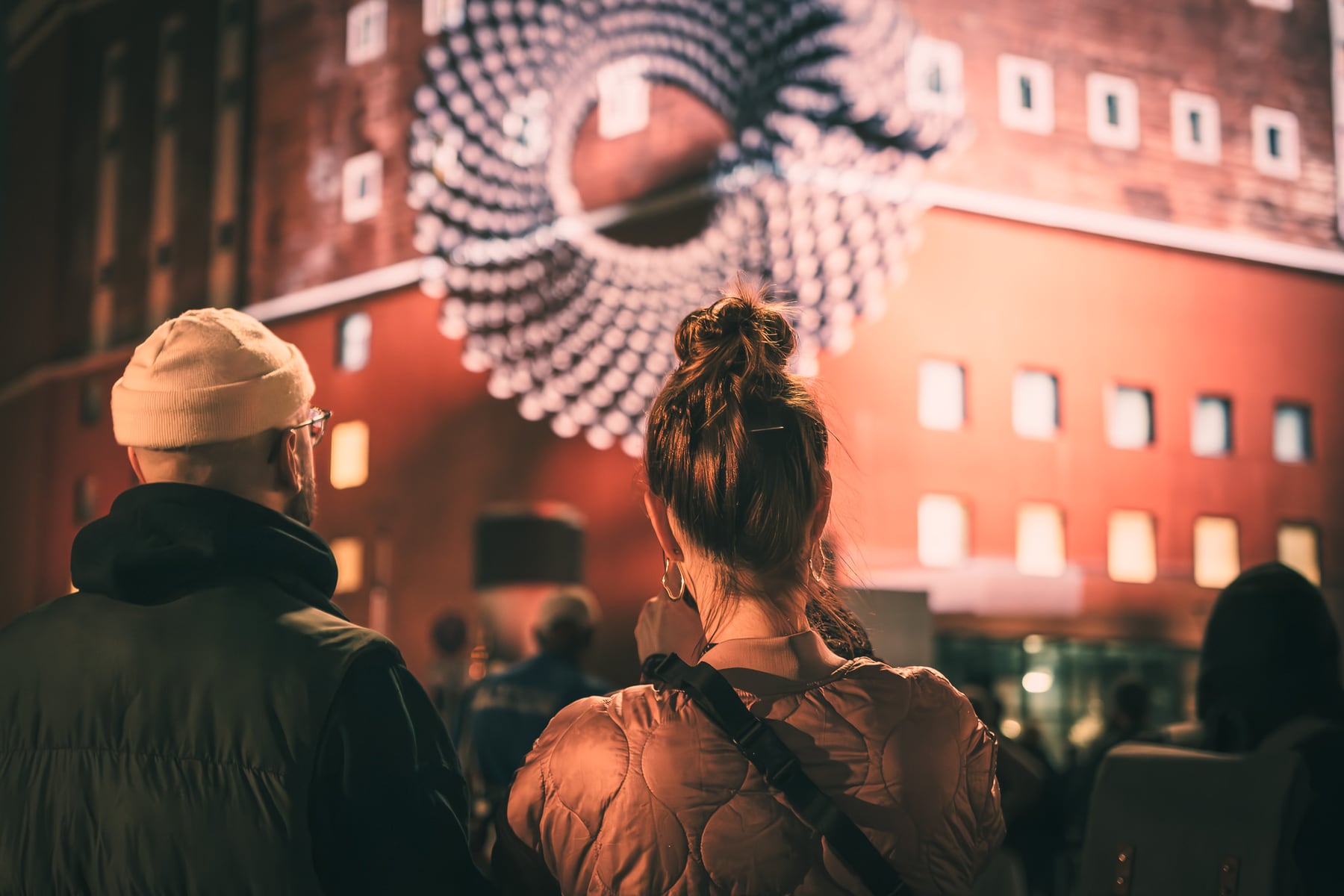 Zwei Gäste betrachten eine Lichtprojektion am Dortmunder U.